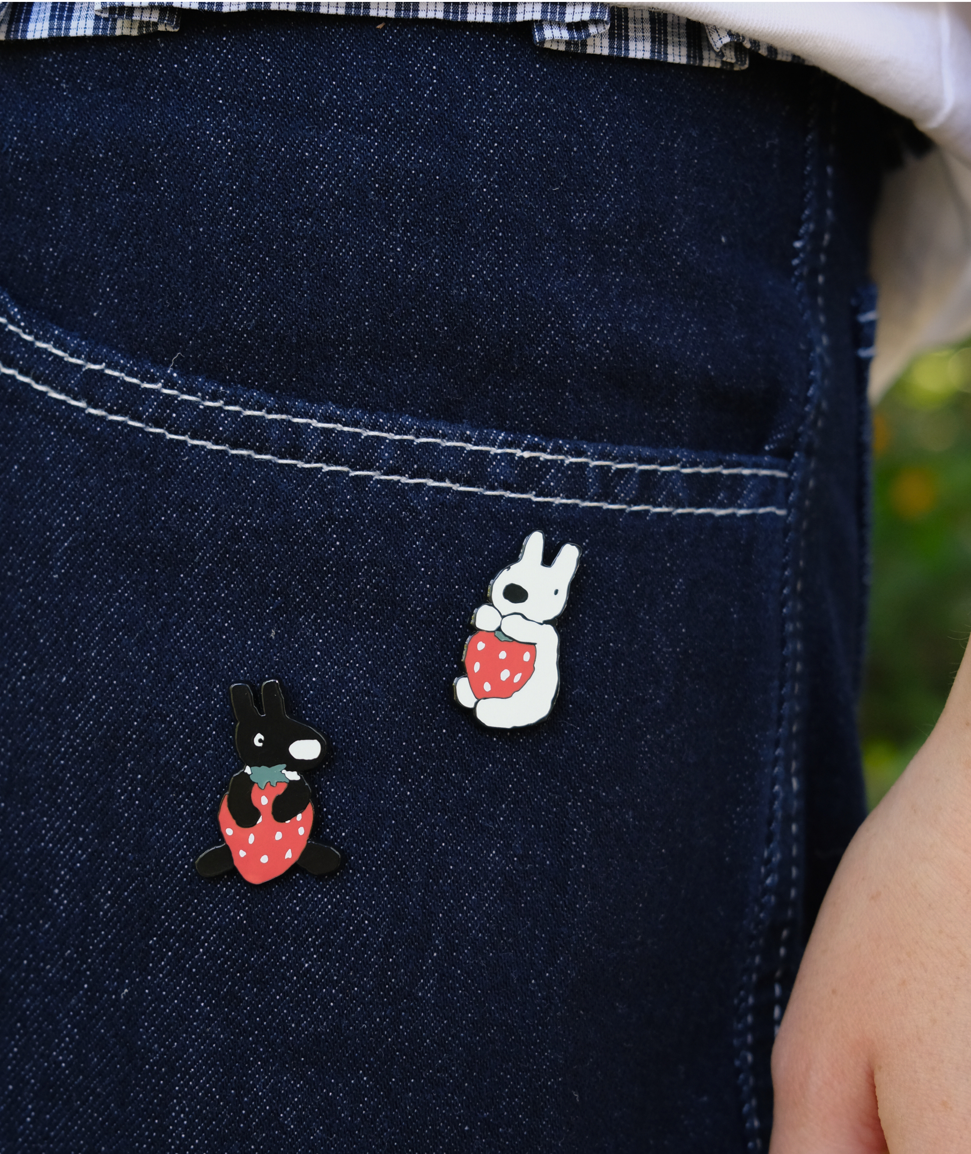 Gaspard et Lisa Strawberry Enamel Pin Set